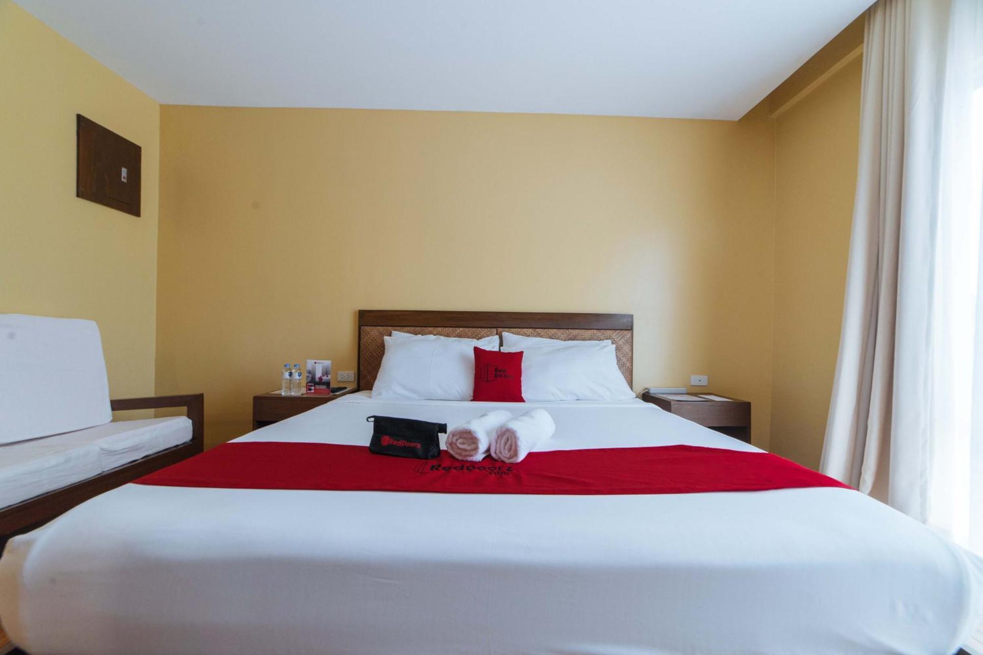 RedDoorz Premium near Health Centrum Banica Roxas City Exterior foto