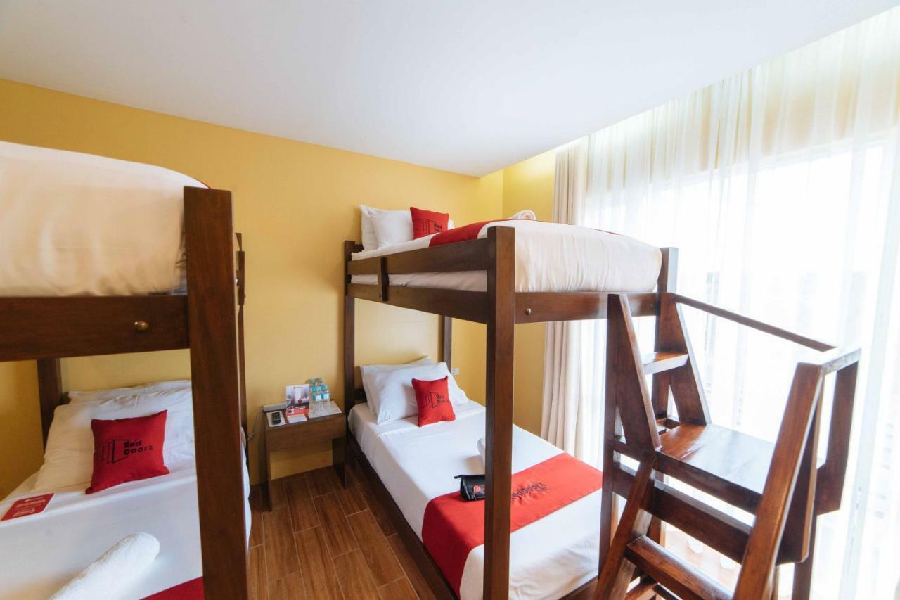 RedDoorz Premium near Health Centrum Banica Roxas City Exterior foto